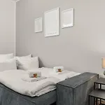 Shiny Homes - Elegant Apartment